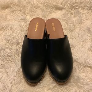 Old navy clogs. Size 7.5 color black